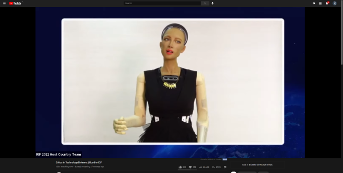 Zrzut ekranu z konferencji - sztuczna inteligencja Sophia.
