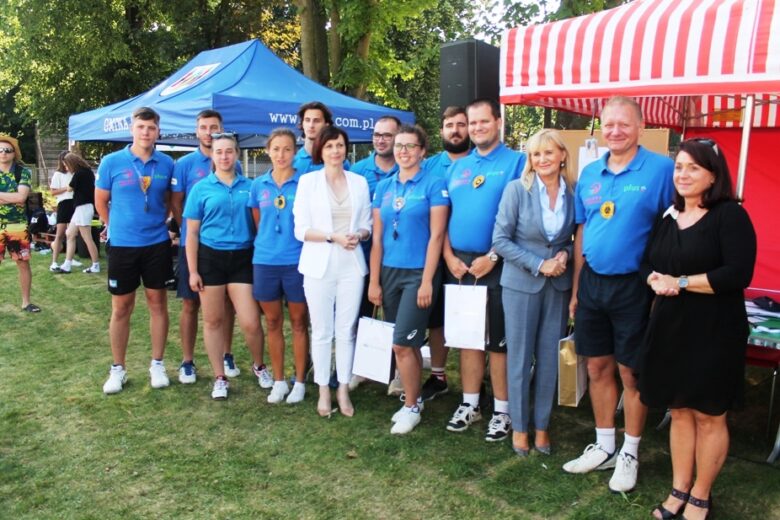 Na zdjęciu sędziowie zawodów oraz organizatorzy Półfinału Mistrzostw Polski w siatkówce plażowej.