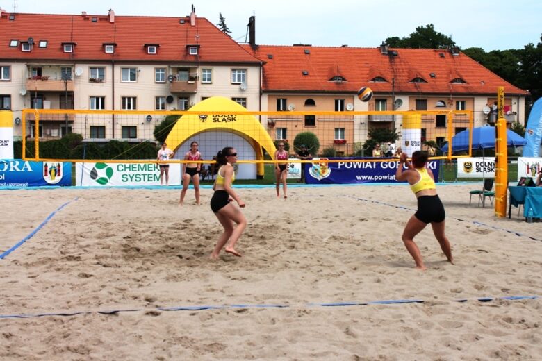 Zdjęcie podczas meczu siatkówki plażowej.