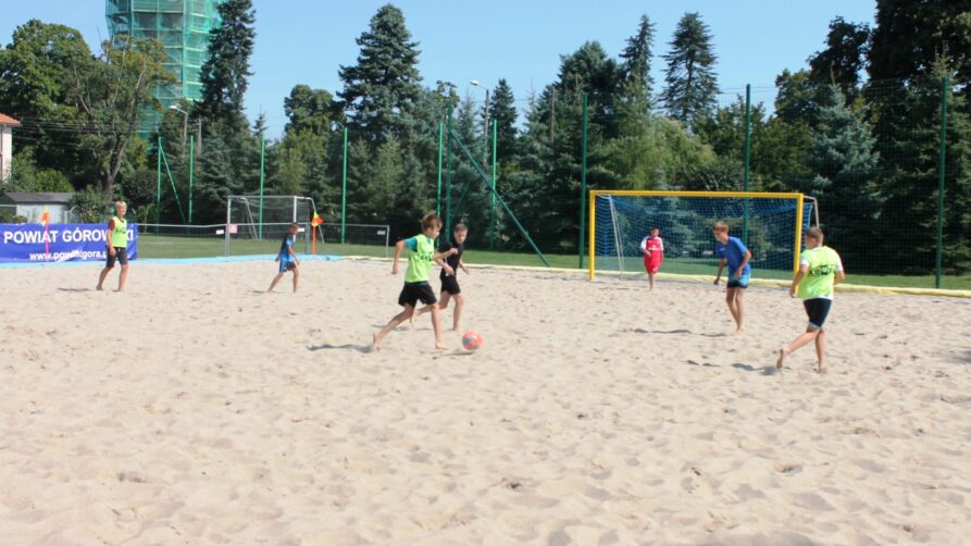 Mecz piłki nożnej plażowej podczas turnieju na Plażowej Arenie.