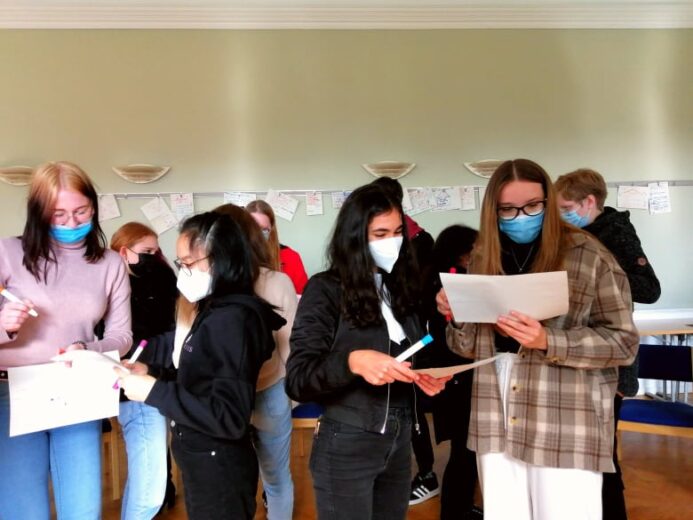 Roots and Borders - uczniowie podczas warsztatów w Międzynarodowym Domu Spotkań Młodzieży w Krzyżowej.