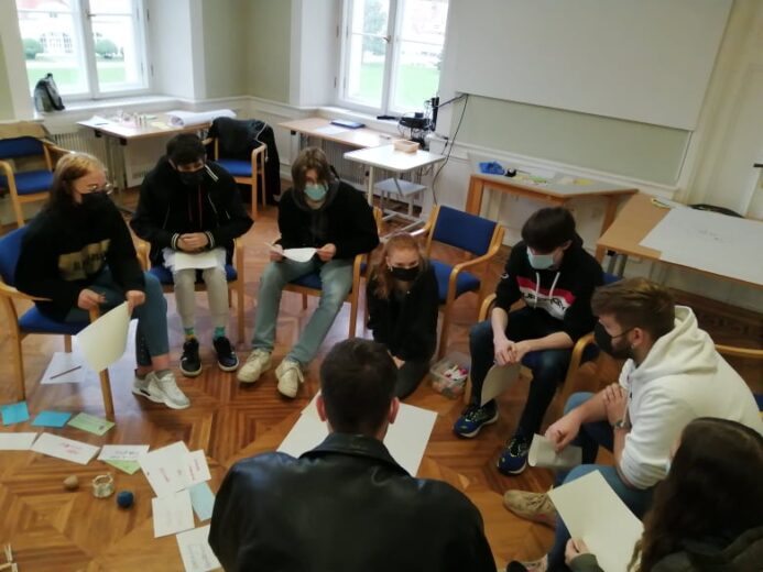 Roots and Borders - uczniowie podczas warsztatów w Międzynarodowym Domu Spotkań Młodzieży w Krzyżowej.