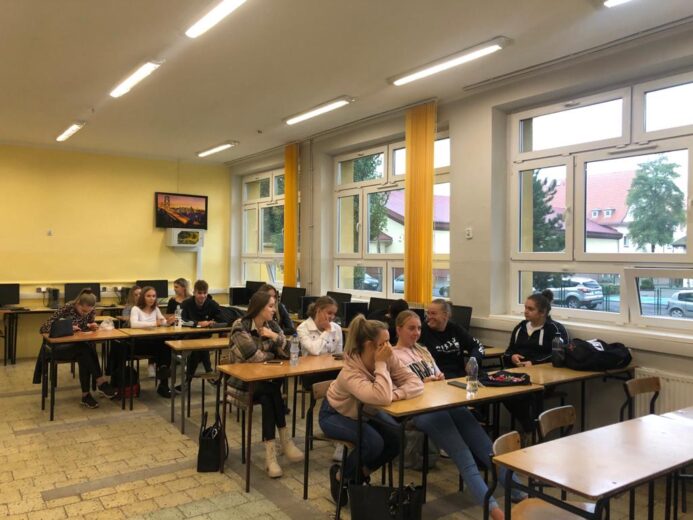 Salon Maturzystów 2021 - zdjęcie uczniów biorących udział w spotkaniu online.