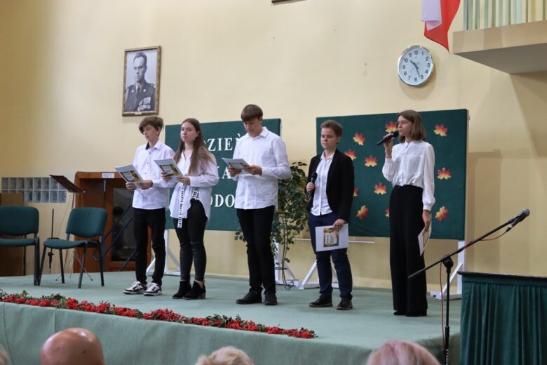 Uczniowie podczas części artystycznej, wiersze wielojęzykowe - polsko-angielski oraz polsko-niemiecki.