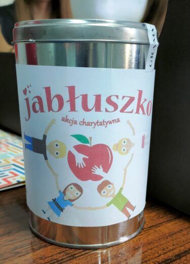 Puszka akcji charytatywnej "Jabuszko".