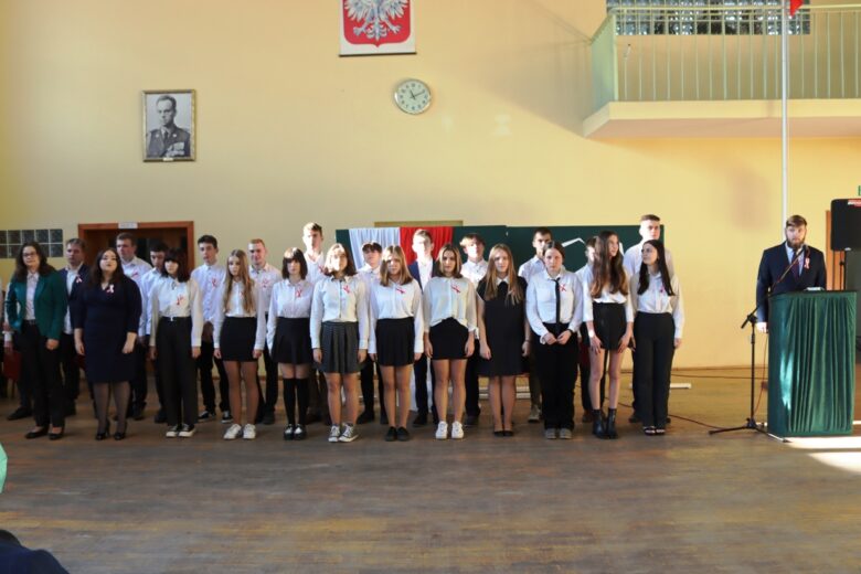 Szkolny chór podczas śpiewania hymnu z okazji Święta Niepodległości.