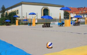 Plażowa Arena - widok na boiska do siatkówki plażowej.