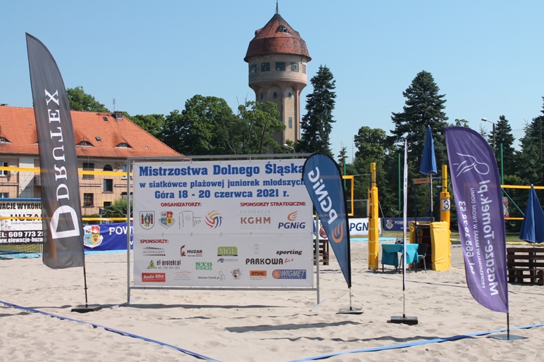 Banery organizatorów i sponsorów Mistrzostw Dolnego Śląska juniorek młodszych.