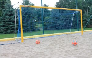 Zdjęcie bramki na boisku do piłki nożnej plażowej.