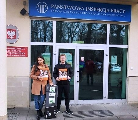 Uczestnicy Olimpiady przed budynkiem Państwowej Inspekcji Pracy we Wrocławiu.