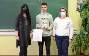 Na zdjęciu dyrektor ZS w Górze, uczestnik konkursu statystycznego oraz nauczyciel przygotowujący ucznia do konkursu.