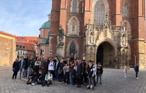 Zdjęcie grupowe uczestników wycieczki do Wrocławia.
