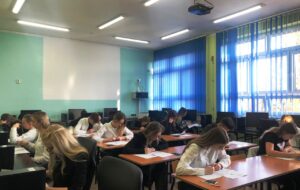 Uczniowie biorący udział w Ogólnopolskiej Olimpiadzie Wiedzy Ekonomicznej podczas rozwiązywania testu.
