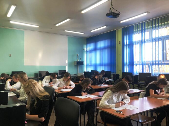 Uczniowie biorący udział w Ogólnopolskiej Olimpiadzie Wiedzy Ekonomicznej podczas rozwiązywania testu.