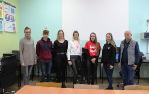 Zdjęcie grupowe uczestników ogólnopolskiej olimpiady wiedzy o finansach z opiekunem oraz wicedyrektorem.