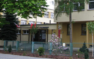 Zdjęcie budynku Zespołu Szkół w Górze.