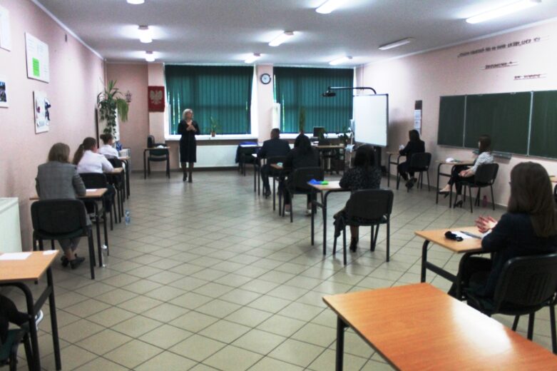 Uczniowie podczas egzaminu w sali 17.