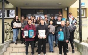 Zbiórka darów dla Ukrainy. Zdjęcie grupowe uczniów, którzy przynieśli dary.