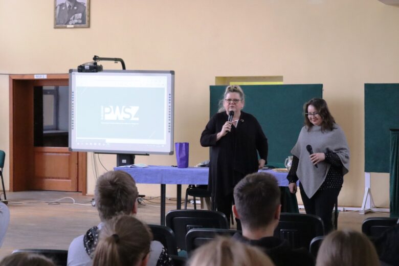 Maturzyści podczas spotkania z przedstawicielkami PWSZ w Głogowie.