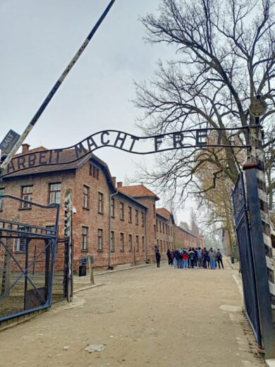 Pielgrzymka maturzystów - brama obozu koncentracyjnego Auschwitz-Birkenau.