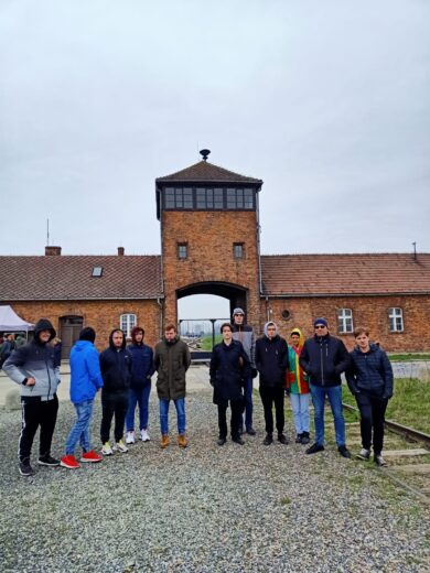 Pielgrzymka maturzystów - brama obozu koncentracyjnego Auschwitz-Birkenau.