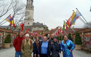 Pielgrzymka maturzystów - zdjęcie grupowe uczestników pielgrzymki na Jasną Górę.