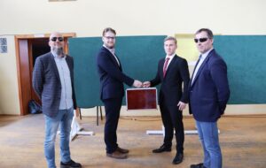 Oficjalne przekazanie władzy nowemu Przewodniczącemu Samorządu Uczniowskiego.