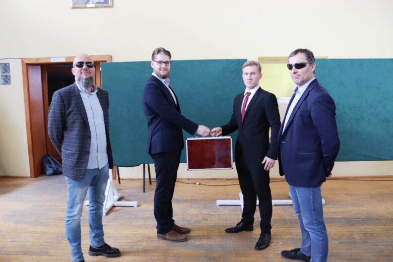 Oficjalne przekazanie władzy nowemu Przewodniczącemu Samorządu Uczniowskiego.