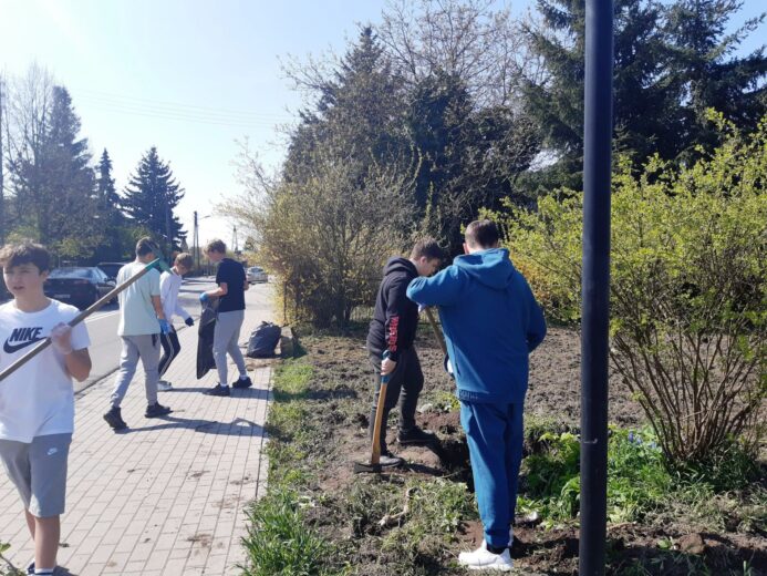 Uczniowie 1 klasy technikum logistycznego z opiekunem i przedstawicielem Nadleśnictwa Góra Śląska sprzątają i przekopują skwer Westerplatte.