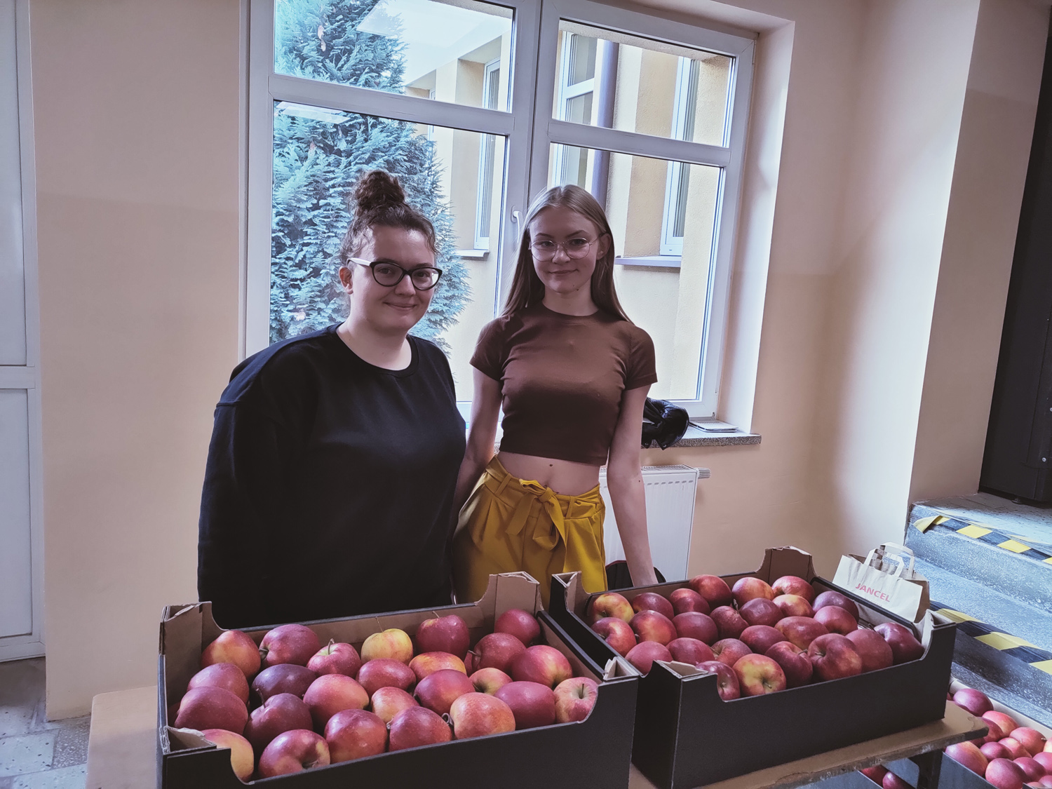 Uczennice biorące udział w akcji podczas sprzedaży jabłek
