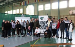 Zdjęcie grupowe uczniów z przedstawicielem Wojskowego Centrum Rekrutacji w Głogowie