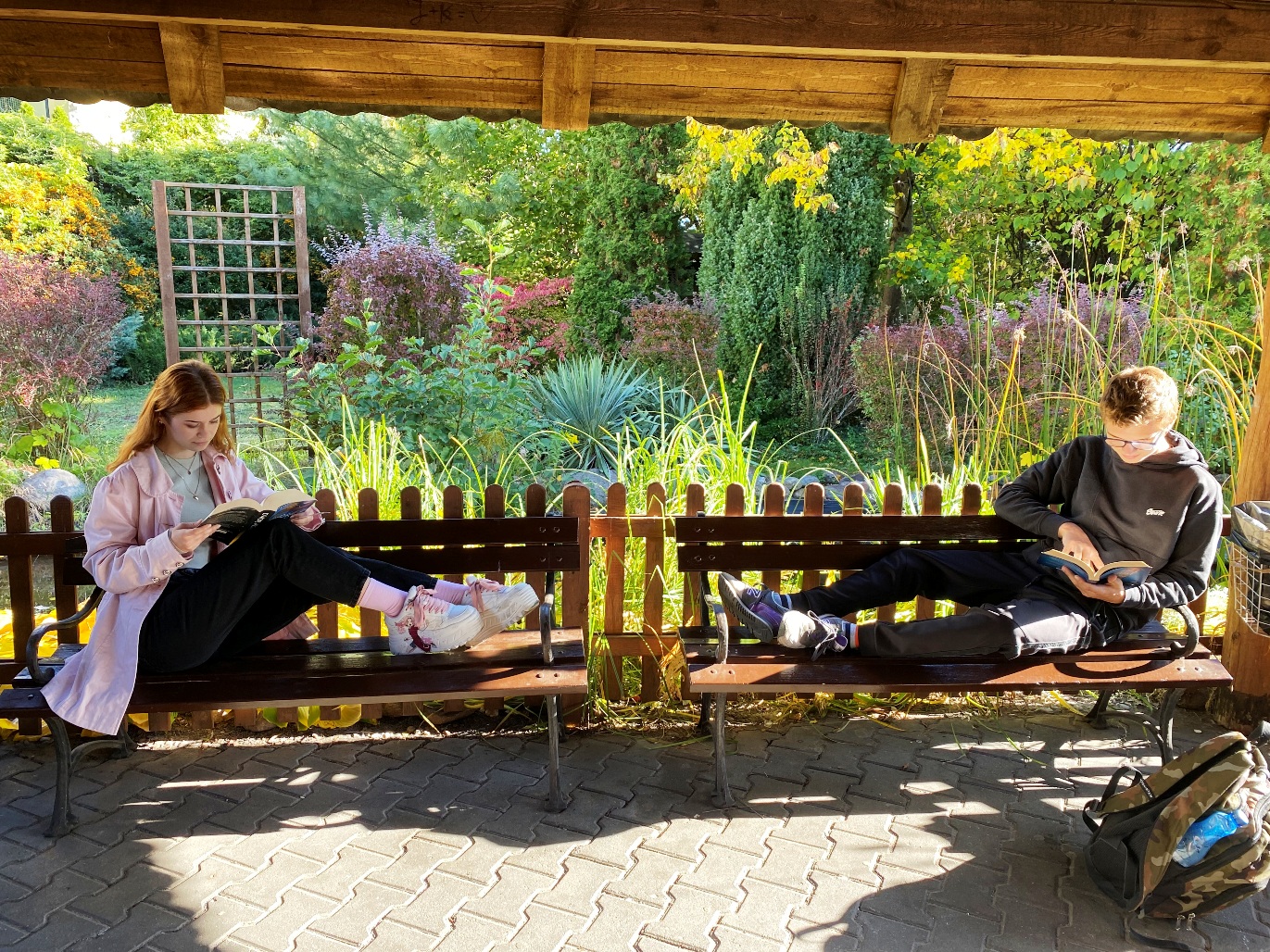 Akcja przerwa na czytanie - uczniowie czytają książki w parku przy hali Arkadia