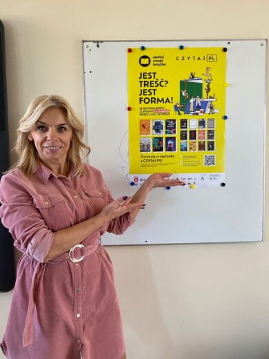 Nauczycielka j. polskiego promująca akcję "Upoluj swoją książkę"