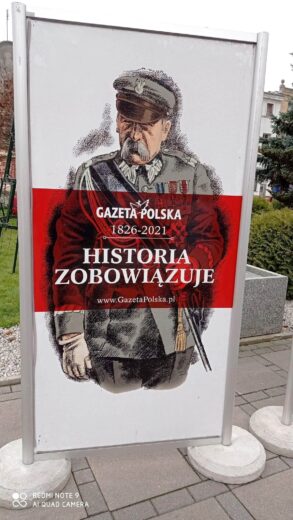 Plakat promujący wystawę pt. Historia zobowiązuje.