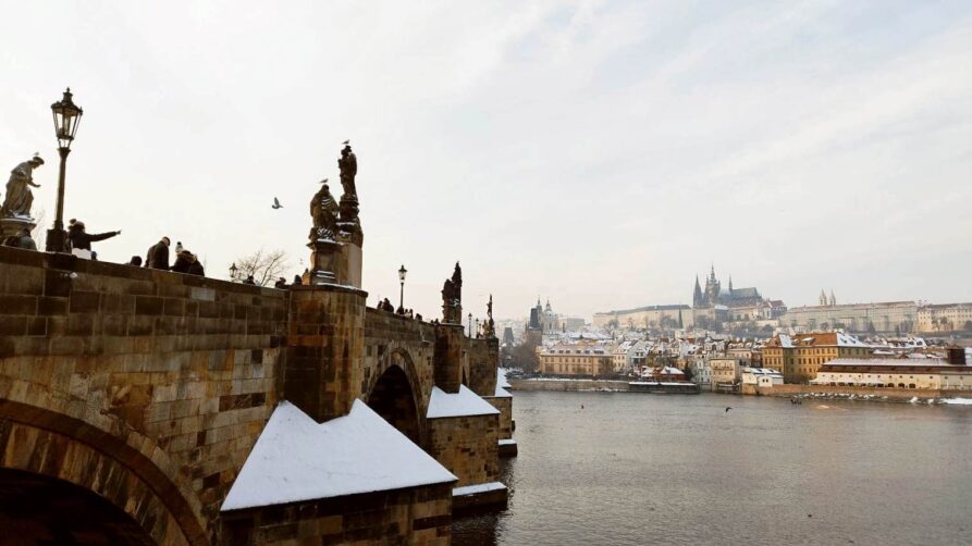 Panorama miasta Praga. Na zdjęciu Most Karola nad Wełtawą.