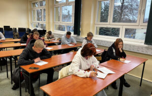 Uczniowie biorący udział w XXXVI Olimpiadzie Wiedzy i Umiejętności  Budowlanych rozwiązują test.