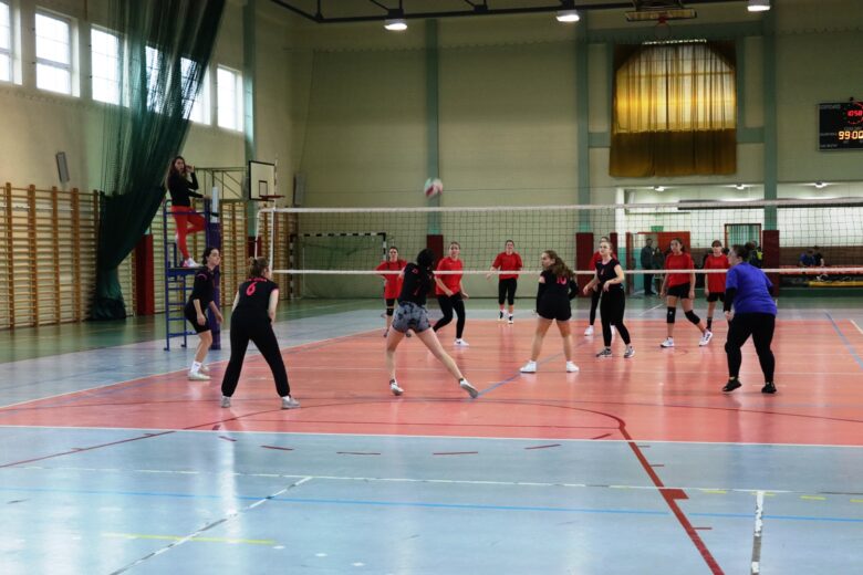 Reprezentacja Zespołu Szkół dziewcząt podczas rozgrywania meczu na Mistrzostwach Powiatu Górowskiego w Piłce Siatkowej.