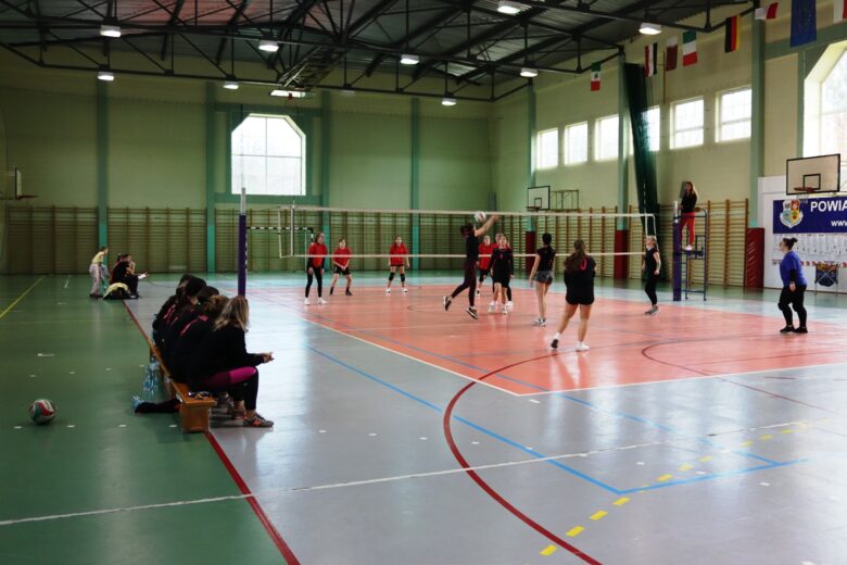 Reprezentacja Zespołu Szkół dziewcząt podczas rozgrywania meczu na Mistrzostwach Powiatu Górowskiego w Piłce Siatkowej.