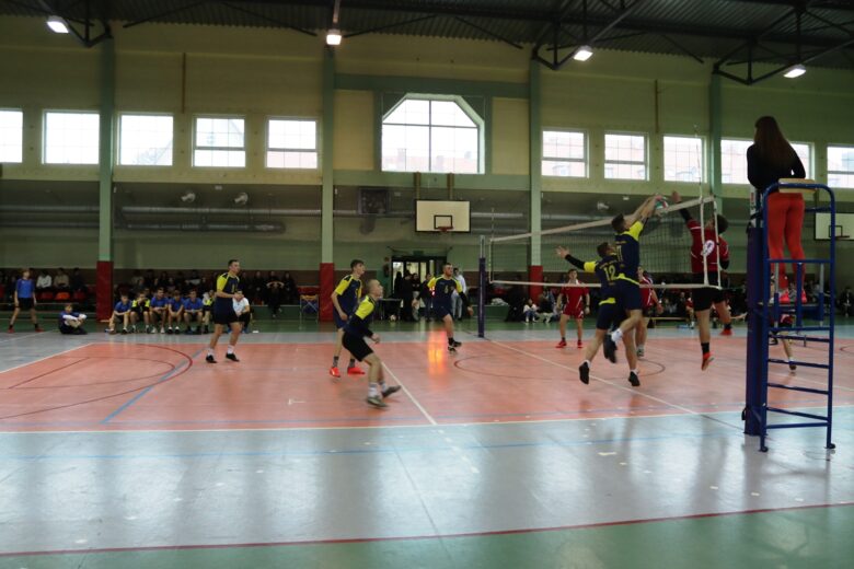 Reprezentacja Zespołu Szkół chłopców podczas rozgrywania meczu na Mistrzostwach Powiatu Górowskiego w Piłce Siatkowej.