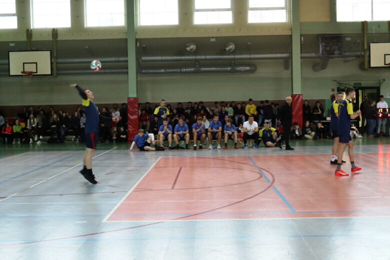 Reprezentacja Zespołu Szkół chłopców podczas rozgrywania meczu na Mistrzostwach Powiatu Górowskiego w Piłce Siatkowej.