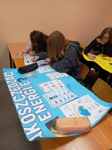 "Mistrzowie Energii" OSE - uczniowie przygotowują plakaty promujące ekologiczne działania w codziennym życiu.