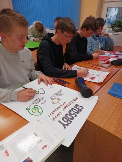 "Mistrzowie Energii" OSE - uczniowie przygotowują plakaty promujące ekologiczne działania w codziennym życiu.