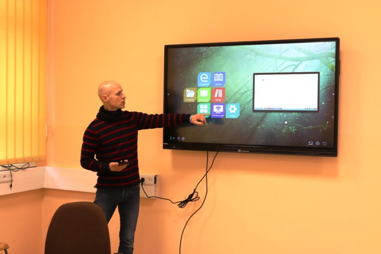 Szkolenie TIK w ramach programu "Aktywna Tablica" - prezentacja oprogramowania monitora interaktywnego.