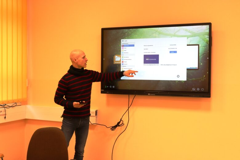 Szkolenie TIK w ramach programu "Aktywna Tablica" - omówienie konfiguracji monitora interaktywnego.