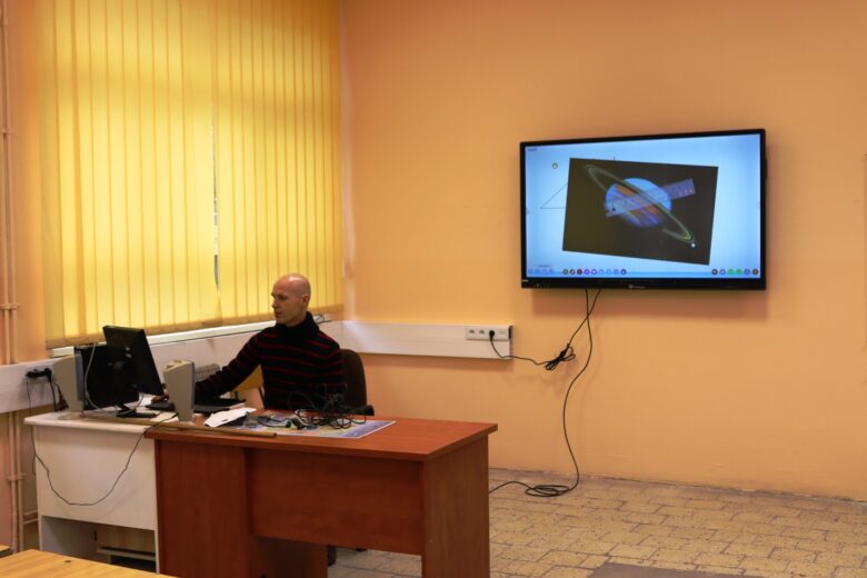 Szkolenie TIK w ramach programu "Aktywna Tablica" - prezentacja możliwości monitora interaktywnego.