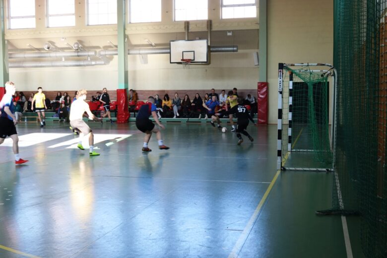 Akcja z meczu ZS Góra - ZS nr 2 w Lubinie podczas półfinałów strefy legnickiej.