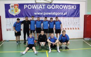 Zdjęcie grupowe reprezentacji Zespołu Szkół w Górze z trenerem po zakończonym turnieju.