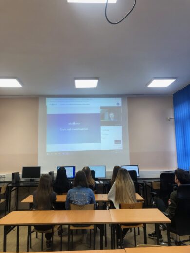 Uczniowie technikum ekonomicznego podczas lekcji online realizowanych w ramach projektu Bakcyl.