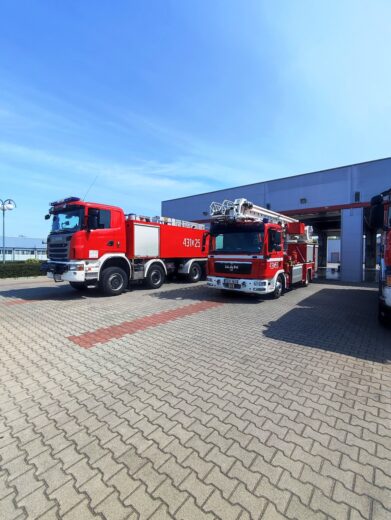 Zdjęcie wozów strażackich Komendy Powiatowej Państwowej Straży Pożarnej w Górze - organizatora Ogólnopolskiego Turnieju Wiedzy Pożarniczej.