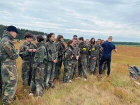 Rajd rowerowy trasą "Doliny Baryczy" oraz turniej paintballowy. Na zdjęciu drużyny podczas szkolenia przed turniejem.